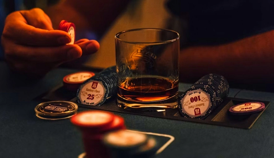 Kryptomynter og casinochips ved et glass på spillebordet