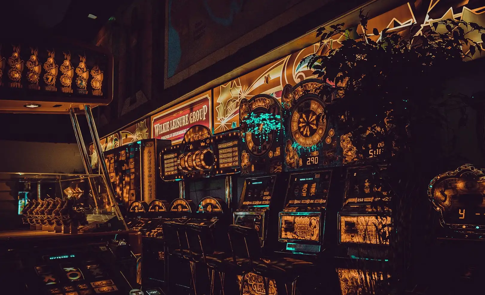Stemningsfull casinosal med opplyste spilleautomater