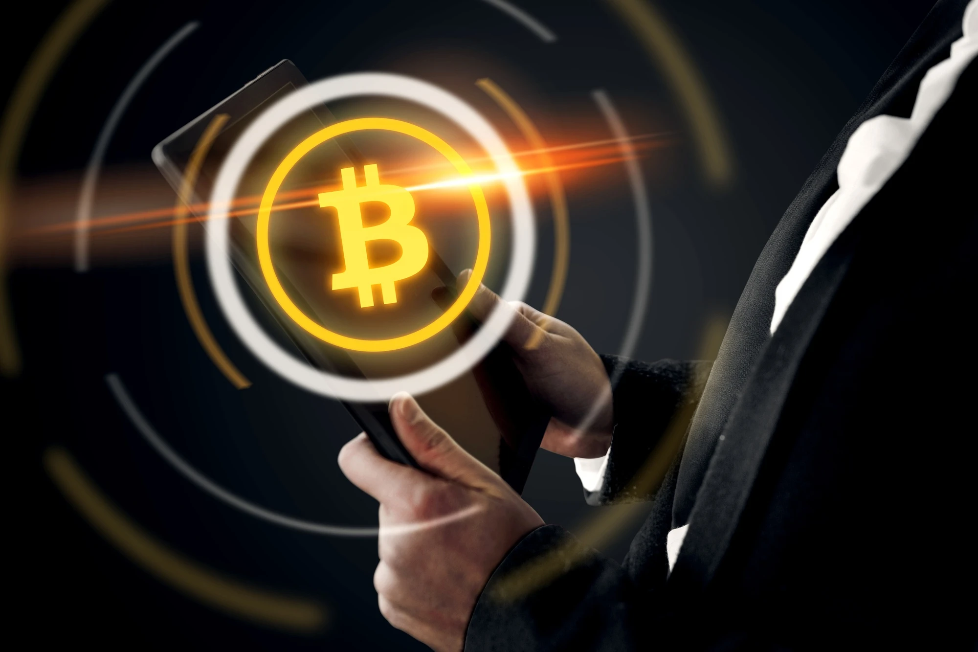 Forretningsperson som aktiverer et digitalt Bitcoin-symbol